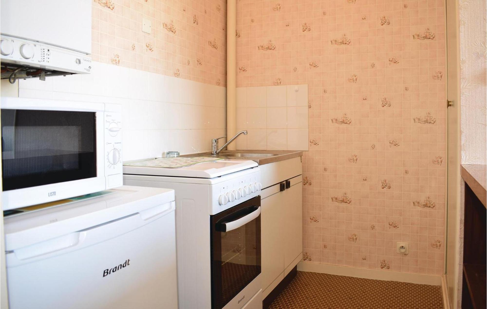 1 Bedroom Nice Apartment In Grandcamp Maisy ภายนอก รูปภาพ