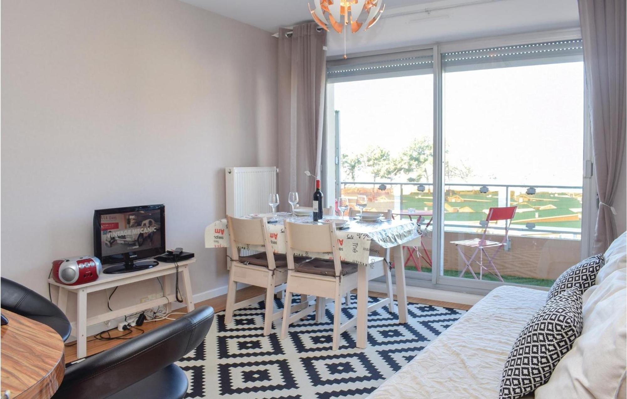1 Bedroom Nice Apartment In Grandcamp Maisy ภายนอก รูปภาพ
